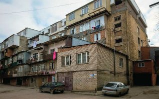 Э. Разве эта - балкон. Лохи. Вот балконы...