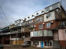 Э. Разве эта - балкон. Лохи. Вот балконы...