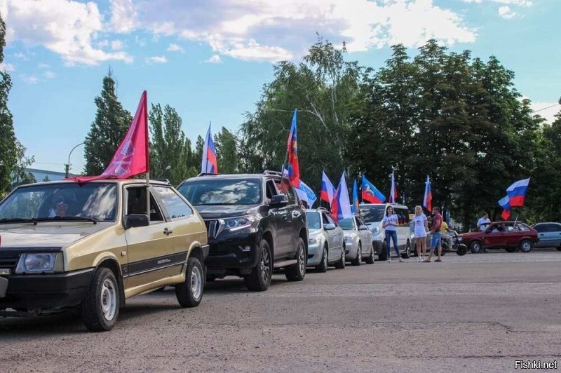 Если быть манкуртом,как ты,то можно и не задавать глупых вопросов и плыть по канализации дальше.
12 июня 1936 года впервые был опубликован проект Конституции СССР (Сталинской,демократической).
12 июня 1937 года были расстреляны предатели-заговорщики-военачальники,главные фигуранты по Делу Тухачевского.
12 июня 1990 года была принята Декларация о государственном суверенитете РСФСР.
12 июня 1992 года были образованы Пограничные войска РФ.
12 июня 1967 года был запущен космический аппарат Венера-4.
12 июня 1990 года в СССР была отменена цензура в СМИ.
12 июня 1991 года ленинградцы проголосовали на возвращение городу названия Санкт-Петербург.
12 июня 1872 года в Москве открылась Первая всероссийская политехническая выставка.
12 июня 1921 года состоялось торжественное открытие Петроградской филармонии.
В этот день много всего интересного и памятного случилось в истории моей страны.Но вы же говорите-"эта страна".