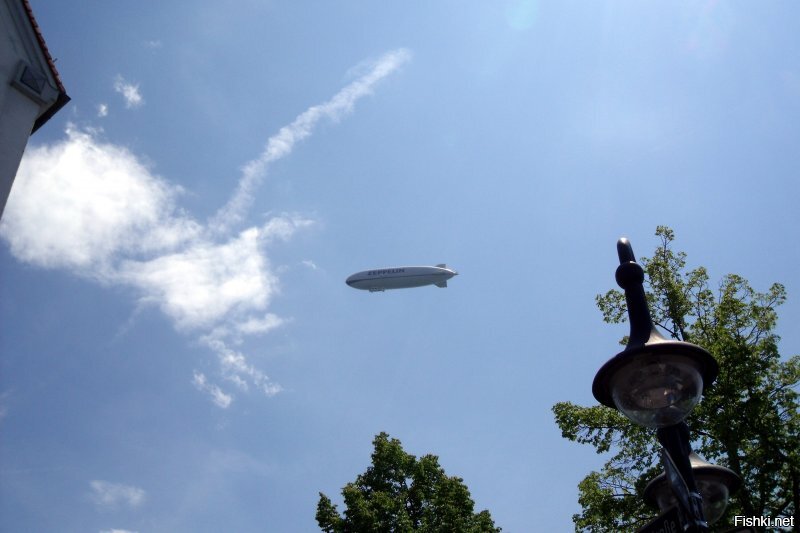 Он и сейчас там летает.
Катает туристов.
В Фридрихсхафене на родине графа Цеппелина.