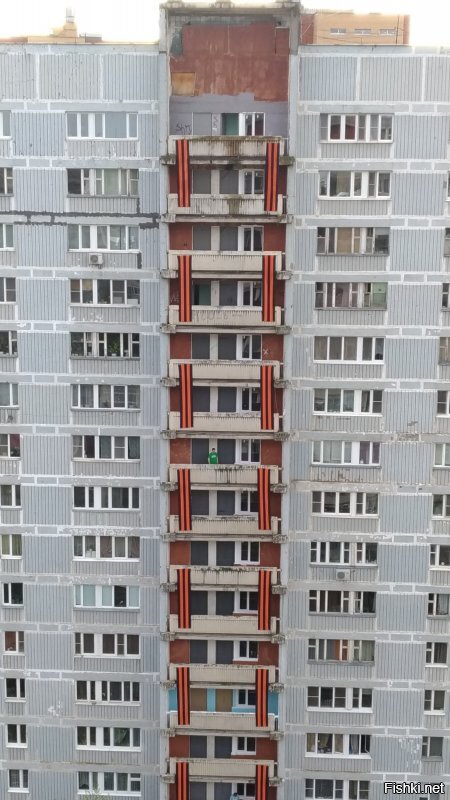 Химки, мкр Сходня. А фуфло ты каждый день в зеркале видишь.

Бодто труселя кто в форточке сушит.
А на 9 мая вот такое убоище и гребаный стыд устроили.  Хоть Белорусским Парадом глаза вылечил))