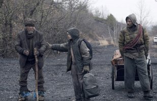 Да, а герои фильма "Дорога" (2009 год) решили просто прогуляться. У большинства персонажей этих фильмов лица в кадр не вмещаются из-за "недоедания".