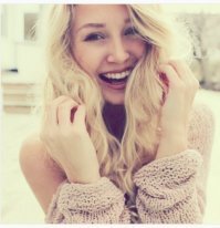 Очень даже симпатичная девочка. Это из её инстаграмма.