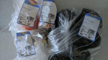 Аж выбешивает такая неграмотность и невежественная, необоснованная уверенность в своей правоте.
Может вы считать не умеете? 
Посчитай мудрейший любитель сарказма реально, все продукты, идущие в борщ стоят копейки.
свёкла, морковь картошка, капуста, лук, всё в пределах 20-30р за кг стоит. Чеснока 2 средние головки 7,28р. вчера в ленте брал как раз.
Единственное, что может отличаться, так это мясо, но тут уже на любителя и по настроению.
Курица 110р за кг, так её надо грам 300 на кастрюлю обычно. С мясом подороже.
Ну и считай если умеешь конечно)
1,5 кг овощей это рублей 45, курица 40, чеснок, специи рублей 15. итого 100р. Иногда помидоры добавляю, ну 20р ещё +
Если считать не умеешь, не надо на людей кидаться.

Специально для тебя достал из холодильника и сфоткал.



По поводу того как я готовлю, текстом доказать не смогу, но вкуснее своего борща редко встречал.

И да, классно, когда его готовят для тебя, но это уже совершенно другой критерий.

А беспомощные тряпки, которые женятся из-за борща, это мерзко, женщина для другого нужна, а умение и желание готовить лишь один из критериев.