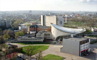 Здание типовое, но возможно на первом фото , харьковский "Новый цирк", новым он конечно стал еще в советские времена, в целом цирк сейчас не особо популярен, а район где он находится еще меньше, вечером туда лучше не ходить, причем в 300 метрах от туда через мост и речку все облагородили, там сквер "Стрелка" место для отдыха и мероприятий города, почти самый центр города.