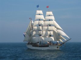 Для сравнения - трёхмачтовый барк.