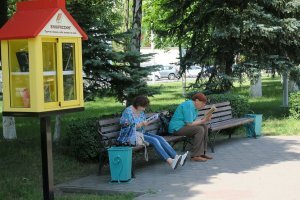 у нас в городе на улицах поставили красивые шкафчики книгообмена... через неделю - шкафчики пусты, а книги по полтиннику на книжном развале