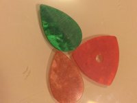 Два гитарных медиатора.