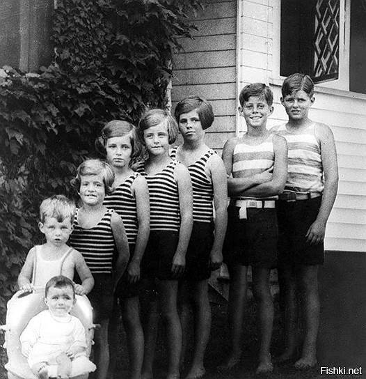 Красиво пишешь(хочешь хайп поймать от фейка)!!!-только история немного другая!!! Эдвард умер своей смертью!!!
Эдвард Мур Кеннеди 22.02.1932 25.08.2009 сенатор США от штата Массачусетс на протяжении 47 лет.
Джозеф Патрик и Роуз родили девятерых детей. Пятерых ожидала страшная участь.
Сперва в сумасшедшем доме оказалась дочь Розмари. Она с детства страдала задержкой умственного развития, и у нее были неконтролируемые вспышки гнева. В 1941 году, по настоянию отца, врачи сделали Розмари лоботомию. Операция прошла неудачно. Девушка превратилась в то, что психиатры между собой называют "овощем", в существо, неспособное к самым простым осмысленным действиям. Она умерла в психбольнице.
Другая дочь, Кэтлин, осталась вдовой во вторую мировую войну, а несколькими годами позднее, в 1948-м, погибла в авиакатастрофе. Ей было 28 лет. Тогда ее отец впервые сказал: "Над родом Кеннеди тяготеет проклятье".
Сын Джозеф воспитывался как наследник богатейшей семьи. Лондонская школа экономики, Гарвард. До звания магистра юриспруденции оставался один год, когда Джозеф Патрик записался добровольцем в военную авиацию. После года патрульных полетов в Карибском море в сентябре 1943 года его перевели в Англию. Он был пилотом тяжелого бомбардировщика, лучшим в своей эскадрилье. 12 августа 1944 года Джозеф Патрик вылетел на очередное задание в район, откуда немцы запускали ракеты "Фау-2". По неизвестным причинам загруженный восемью тоннами взрывчатых веществ самолет взорвался в воздухе.
Похоже начиналась биография и у Джона. Экономика в Лондоне, право в Гарварде, добровольцем во флот. В ночь с 1-го на 2 августа 1943 года торпедный катер под командованием лейтенанта Кеннеди был подбит торпедой, пущенной с японского крейсера. Кеннеди проплыл 5 км до берега острова Новая Джорджия, буксируя раненого матроса. Он спасся, чтобы прожить еще 20 лет, стать президентом США и погибнуть от пули убийцы.
Роберт пережил его всего на пять лет. Он был отцовским любимчиком. Говорят, это отец настоял на том, чтобы Роберт стал министром юстиции в правительстве Кеннеди. Потом президента Кеннеди убили. В 1968 году Роберт, продолжая семейное дело, стал одним из наиболее вероятных кандидатов в президенты от демократической партии. И был застрелен арабским фанатиком, который приговорил его к смерти за то, что американские демократы питали симпатию к Израилю.
Единственный сын, доживший до нашего времени, сенатор Эдвард. Его жизнь была сломана в один момент 18 июля 1969 года. До этого дня он считался потенциальным кандидатом в президенты США. После подлецом. В тот день он вел автомобиль через мост, ведущий на остров с заковыристым названием Чаппаквиддик. В машине был один пассажир его помощница и любовница Мэри Джо Копечне. По неизвестным причинам автомобиль потерял управление и упал с моста. Сенатор выплыл, оставив 31-летнюю женщину умирать. Последовал жуткий скандал, после которого о президентстве пришлось забыть.
Джозеф и Роуз Кеннеди с девятью детьми. 1938 год. Слева направо сидят Юнис, Джин, Эдвард (на руках отца), Патриция, Кэтлин (погибла в авиакатастрофе), стоят Розмари (умерла в психбольнице), Роберт (застрелен), Джон (застрелен), мать, Джозеф-младший (взорвался в самолете).