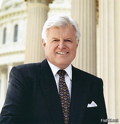 Красиво пишешь(хочешь хайп поймать от фейка)!!!-только история немного другая!!! Эдвард умер своей смертью!!!
Эдвард Мур Кеннеди 22.02.1932 25.08.2009 сенатор США от штата Массачусетс на протяжении 47 лет.
Джозеф Патрик и Роуз родили девятерых детей. Пятерых ожидала страшная участь.
Сперва в сумасшедшем доме оказалась дочь Розмари. Она с детства страдала задержкой умственного развития, и у нее были неконтролируемые вспышки гнева. В 1941 году, по настоянию отца, врачи сделали Розмари лоботомию. Операция прошла неудачно. Девушка превратилась в то, что психиатры между собой называют "овощем", в существо, неспособное к самым простым осмысленным действиям. Она умерла в психбольнице.
Другая дочь, Кэтлин, осталась вдовой во вторую мировую войну, а несколькими годами позднее, в 1948-м, погибла в авиакатастрофе. Ей было 28 лет. Тогда ее отец впервые сказал: "Над родом Кеннеди тяготеет проклятье".
Сын Джозеф воспитывался как наследник богатейшей семьи. Лондонская школа экономики, Гарвард. До звания магистра юриспруденции оставался один год, когда Джозеф Патрик записался добровольцем в военную авиацию. После года патрульных полетов в Карибском море в сентябре 1943 года его перевели в Англию. Он был пилотом тяжелого бомбардировщика, лучшим в своей эскадрилье. 12 августа 1944 года Джозеф Патрик вылетел на очередное задание в район, откуда немцы запускали ракеты "Фау-2". По неизвестным причинам загруженный восемью тоннами взрывчатых веществ самолет взорвался в воздухе.
Похоже начиналась биография и у Джона. Экономика в Лондоне, право в Гарварде, добровольцем во флот. В ночь с 1-го на 2 августа 1943 года торпедный катер под командованием лейтенанта Кеннеди был подбит торпедой, пущенной с японского крейсера. Кеннеди проплыл 5 км до берега острова Новая Джорджия, буксируя раненого матроса. Он спасся, чтобы прожить еще 20 лет, стать президентом США и погибнуть от пули убийцы.
Роберт пережил его всего на пять лет. Он был отцовским любимчиком. Говорят, это отец настоял на том, чтобы Роберт стал министром юстиции в правительстве Кеннеди. Потом президента Кеннеди убили. В 1968 году Роберт, продолжая семейное дело, стал одним из наиболее вероятных кандидатов в президенты от демократической партии. И был застрелен арабским фанатиком, который приговорил его к смерти за то, что американские демократы питали симпатию к Израилю.
Единственный сын, доживший до нашего времени, сенатор Эдвард. Его жизнь была сломана в один момент 18 июля 1969 года. До этого дня он считался потенциальным кандидатом в президенты США. После подлецом. В тот день он вел автомобиль через мост, ведущий на остров с заковыристым названием Чаппаквиддик. В машине был один пассажир его помощница и любовница Мэри Джо Копечне. По неизвестным причинам автомобиль потерял управление и упал с моста. Сенатор выплыл, оставив 31-летнюю женщину умирать. Последовал жуткий скандал, после которого о президентстве пришлось забыть.
Джозеф и Роуз Кеннеди с девятью детьми. 1938 год. Слева направо сидят Юнис, Джин, Эдвард (на руках отца), Патриция, Кэтлин (погибла в авиакатастрофе), стоят Розмари (умерла в психбольнице), Роберт (застрелен), Джон (застрелен), мать, Джозеф-младший (взорвался в самолете).