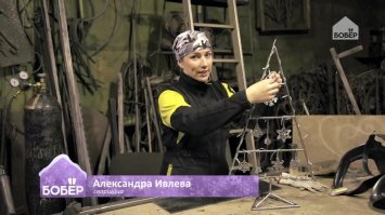 Очень рукастая девушка. На "Бобре" их две, мужики многие курят в сторонке.