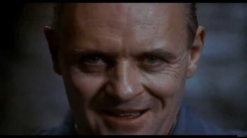 Улыбается? Мне кажется именно эту улыбку использовал Хопкинс для образа Ганнибала