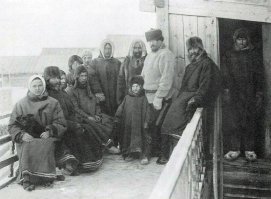 Ну... Это вряд ли хоть какое то следование "моде" современной или проявление кокетства.
Фотографирование тогда было не обыденным явлением, а тут собралась вся семья, ну и конечно же решили и еще одного члена семьи не забыть запечатлеть - "дворовую Жучку". 
Ну как же без нее?