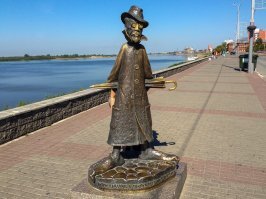 Памятник Антону Чехову (Томск)
Писатель изображён в гротескном и карикатурном виде: в пальто, нелепой шляпе, перекошенных очках, босиком с непропорционально большими ногами. За спиной у писателя зонт. Надпись на постаменте гласит:
Антон Павлович в Томске глазами пьяного мужика, лежащего в канаве и не читавшего «Каштанку».
