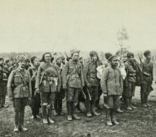 А вот их оппоненты (правда красноармейцы с Дальнего Востока, но не существенно). Видны британские кителя, зимние шапки, ботинки, подсумки.