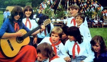 без очков плохо видно, но где-то там, на этих фотках из ГДР, должна быть и ангела меркель.
нужно искать девочку со склеенными руками. видимо так у неё проявляется аллергия на фотографирование