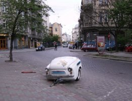 Не пойму, почему до сих пор не было обвинений в нарушении авторских прав, это же они с Горбатого Запорожца передрали дизайн!!!
