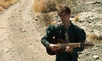 Вот все, что было хорошего в сериале. 
Ну, может немного сисек, хотя в этом плане Геймища табуреток вне конкуренции. 
Афроэльфы, недомаги. КГ\АМ