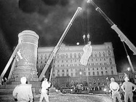 Почему? Да потому что американцы сейчас копируют одну великую северную страну. Там в 1917 свалили все памятники царям, генералам и попам. В 1950х массово валили памятники Сталину. В 1991 валили памятники большевикам. Сейчас опять ставят памятники царям, белогвардейцам и попам.
Вот американцы и подумали: а мы чем хуже? Давайте и мы перепишем нашу историю в угоду нашим чернозадым братьям по разуму, авось они успокоятся и прекратят свой беспредел.