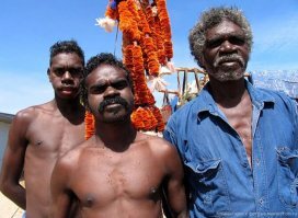 А НАСТОЯЩИЕ коренные автралийцы в курсе того, что происходит? Этих ребят ни с кем не перепутаешь, а в толпе я таких не разглядел.