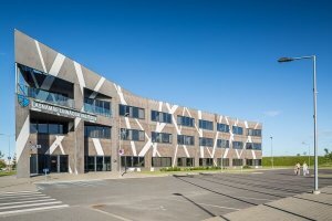 У нас тоже русскоязычные на этом здании тоже могут кое что прочитать. Зависит от фантазии.