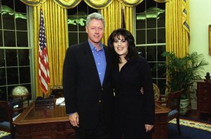Ну, охотно допускаю что Трампу нужна была красивая жена как трофей и показатель его статуса в обществе. Либо он не фанат публичности в отношениях. А Обама уж точно был заложником своего положения, он ведь негр, но ему так надо было соответствовать статусу "правильного негра". А так как в чёрной диаспоре  - разводы запредельно велики, то Обаме никак уж было нельзя показывать хоть какой-то разлад в семье, даже если б он и был на самом деле. Хорошо что у Била Клинтона был порядок в семье и отношениях :)
Хотя наш плешивый вор - вообще от жены избавился, сделал каминг-аут и по вечерам сливается с Кадыровм в страстной позиции 69.