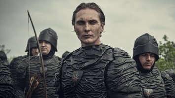 Ведьмака сняли отвратно, учитывая исходный материал. Кастинг чудовищный: качок-бодибилдер на роль подзаборного кота, носатая армянка с тяжелым подбородком на роль первой красотки, негры в виде эльфов, и главное: всех сделали идиотами. Маги в крепости? Ну а ху.ли, давайте выйдем во чисто поле! За один кастинг спелл уничтожить армию? Надо подождать, пока уничтожат всех наших.
В общем там, где все было логично и стройно, сильные и независимые сценаристОЧКИ (бабищи тупые) всё обосрали и переделали на свой радужно-волшебный взгляд.
Ну и броня нильфгардцев в виде мошонки - это просто красиво ))))
P.S.
Терминатор Шварц смущен - он с лазерным прицелом из пистолета не смог попасть в Сару Коннор, а КаГыр ночью, с лошади, на скаку, ИЗ ЛУКА стреляет в всадника и точно попадает тому в шею НАСКВОЗЬ (это-ж как натянуть тетиву надо! я ножом не смогу так сделать). Или в пылу битвы всадить стрелу в глаз за пару сотен метров. Один такой армию заменить может. Или даже две!