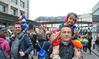 Кто о чём, а лысый о расчёске. Миграция как всегда бдит на страже несправедливо поруганной чести благочестивого запада. 
Это традиционный парад в Бельгии. Собирает более 100 тыс участников.