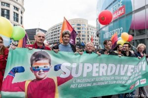 Кто о чём, а лысый о расчёске. Миграция как всегда бдит на страже несправедливо поруганной чести благочестивого запада. 
Это традиционный парад в Бельгии. Собирает более 100 тыс участников.