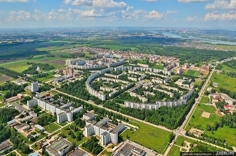 Поселок Краснообск под Новосибирском.
Тоже круговая застройка, строился при СССР.
Но концепция немного другая.
