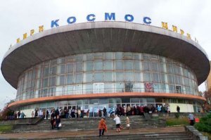 в Донецке была остановка Цирк 
были там на представлении зимой в 2007 г. - понравилось 
Но еле дотопали! Метель была и снега ПОЯЙЦА для 2м роста викинга!
А летом - самое любимое. Родимое.
Подруга по универу - до сих пор там, в Донецке.  А я тут.
...
 и трамвай "3" шуровал налево после Рембыттехники на БОССЕ 
к универмагу Радуга и дальше к речке Бахмутка!
Глупая и бездарная война всё испортила. Жаль!

ОтЪЪ вам - Артем -  впридачу