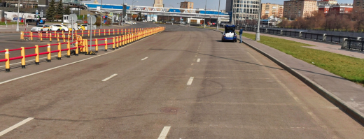 люк там есть, это да. в занос действительно ушел метров через 15 после люка. по поводу "нет смысла дрифтовать" - уже субъективно.  поворот/разворот, в который могло хотеться красиво войти с дрифтом  - тоже есть.  хорошо что обошлось без жертв.