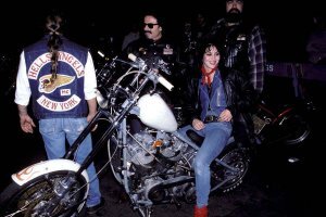 Джоан Джетт сидит на мотоцикле члена байкерского клуба "Hells Angels". Нью-Йорк Сити, ноябрь 1985.
