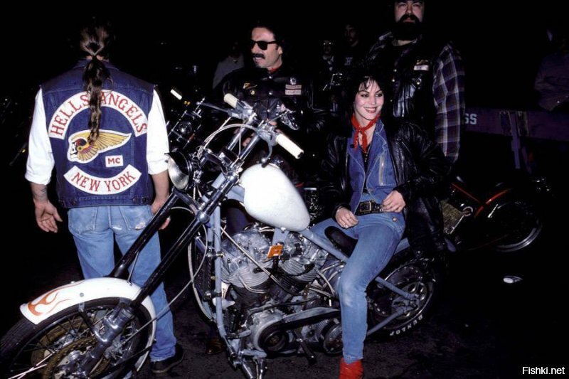 Джоан Джетт сидит на мотоцикле члена байкерского клуба "Hells Angels". Нью-Йорк Сити, ноябрь 1985.
