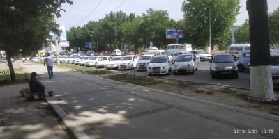 Сейчас там все сильно изменилось... В гораздо лучшую сторону. А по поводу цвета машин - вот фото самой обычной парковки возле магазина