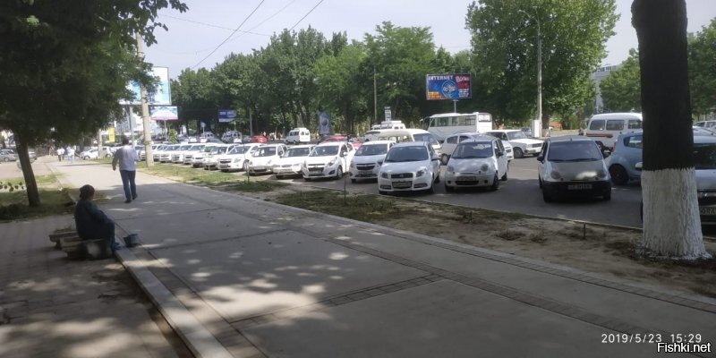 Сейчас там все сильно изменилось... В гораздо лучшую сторону. А по поводу цвета машин - вот фото самой обычной парковки возле магазина