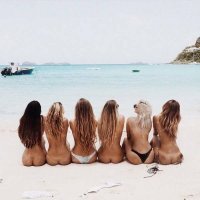 Девушки и море