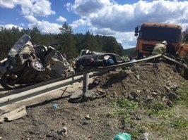 Лет пять назад в Уфе на спуске в м/р Сипайлово точно такой же самосвал со щебнем в остановку с людьми влетел. 
Беда у них с тормозами.