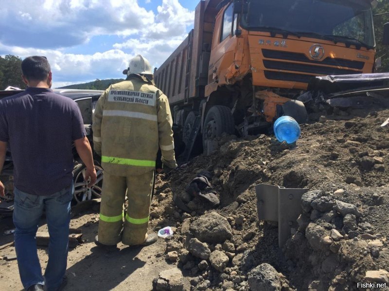 Лет пять назад в Уфе на спуске в м/р Сипайлово точно такой же самосвал со щебнем в остановку с людьми влетел. 
Беда у них с тормозами.