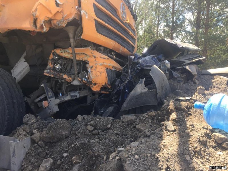 Лет пять назад в Уфе на спуске в м/р Сипайлово точно такой же самосвал со щебнем в остановку с людьми влетел. 
Беда у них с тормозами.