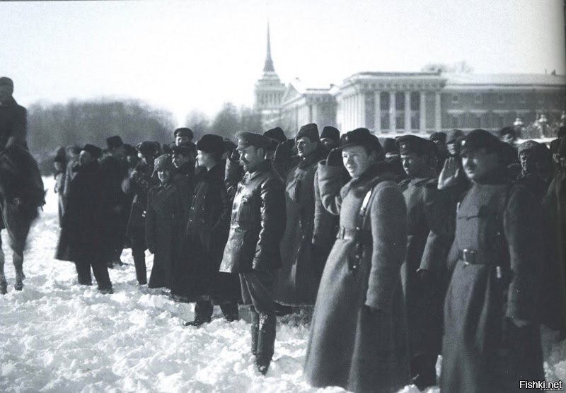 Парад в Петрограде 23 февраля 1919 года. В этот день по городам и на фронте организовано празднование годовщины создания РККА, исполнившейся 28 января.