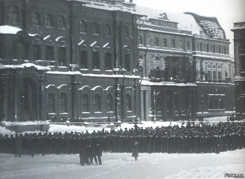 Парад в Петрограде 23 февраля 1919 года. В этот день по городам и на фронте организовано празднование годовщины создания РККА, исполнившейся 28 января.