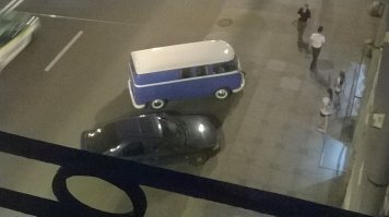 Вот такой красавчик на Невском у нас под балконом стоял ) Народ фотографировался  толпами.