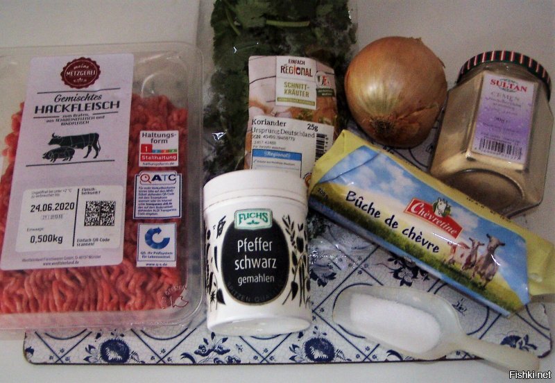 Исходные продукты для запеканки:
фарш 3 евро
козий сыр 2 евро
киндза 1 евро
В правом верхнем углу - турецкий пажитник в баночке.