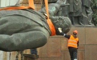 Статуи, сброшенные с корабля современности