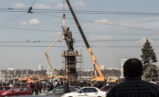 Статуи, сброшенные с корабля современности