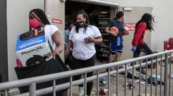 "От себя замечу: средняя фотка сделана во Франции"

Где тут Франция? надписи на английском на дверях