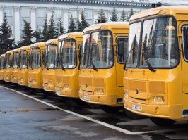 А вот пиндосы не отказались от жёлтой окраски в пассажирских перевозках. Жёлтый цвет делает машины заметнее, так же как и включённые фары. Особенно, когда смотришь против солнечного света или в сумерках.
Так, до сих пор, стараются окрашивать шккольные автобусы и у них и у нас.

"А почему Нью-Йорк зимой и летом желтый?
А потому, что очень много в нём такси..."
В. Токарев