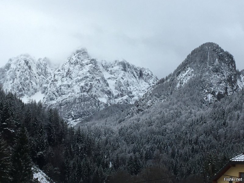Бывал и в Шамони , в Австрийских Альпах в районе майерхофен есть ледник Хинтертук , вот там с высоты отличный вид и на Италию и на Австрию .  В феврале был Словении и как раз то место где пересекаются 3 границы , Италия -Австрия-Словения .