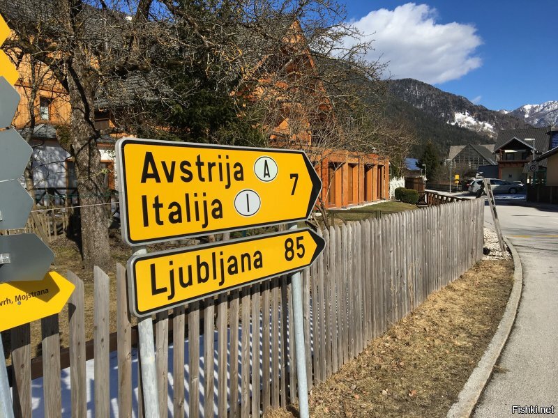 Бывал и в Шамони , в Австрийских Альпах в районе майерхофен есть ледник Хинтертук , вот там с высоты отличный вид и на Италию и на Австрию .  В феврале был Словении и как раз то место где пересекаются 3 границы , Италия -Австрия-Словения .
